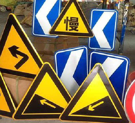 当阳标识标牌中颜色的确定是很重要的。